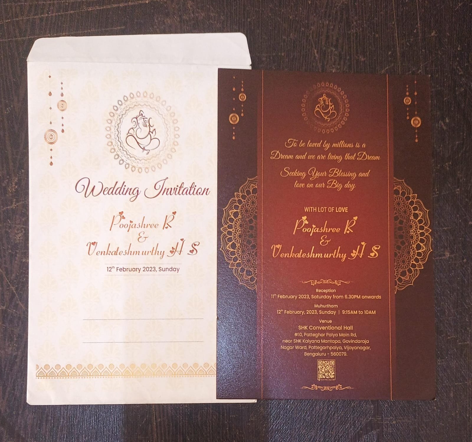 Elegant wedding invitations with coordinated envelopes